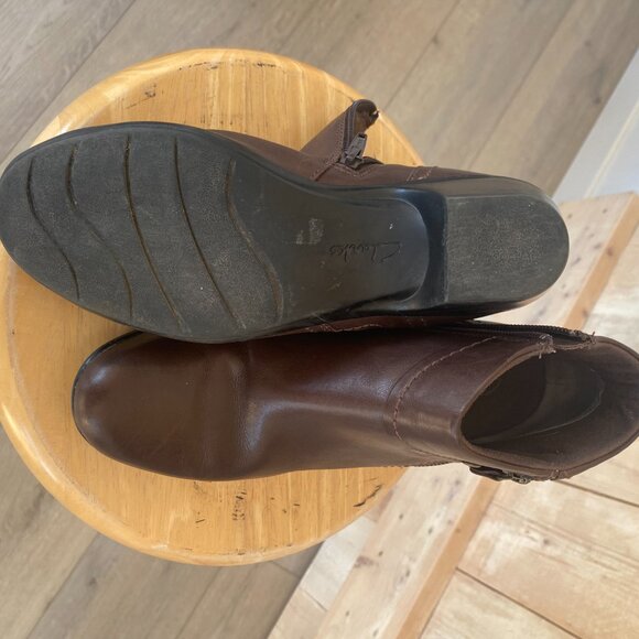 Clarks brown leather ankle boots. Size 9N - Picture 9 of 11